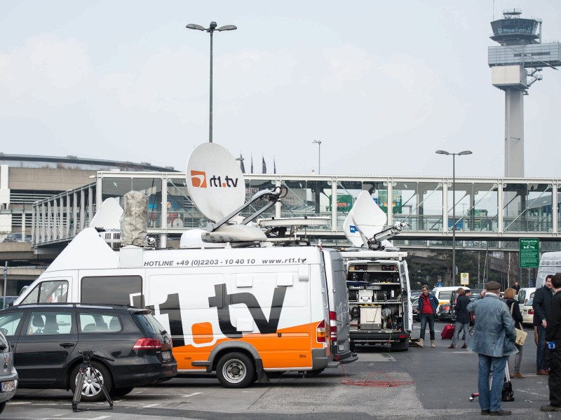 Zahlreiche Medien am Flughafen Düsseldorf. Der Absturz ist der erste in der Geschichte der Fluglinie Germanwings. An Bord der Maschine waren insgesamt 150 Menschen...