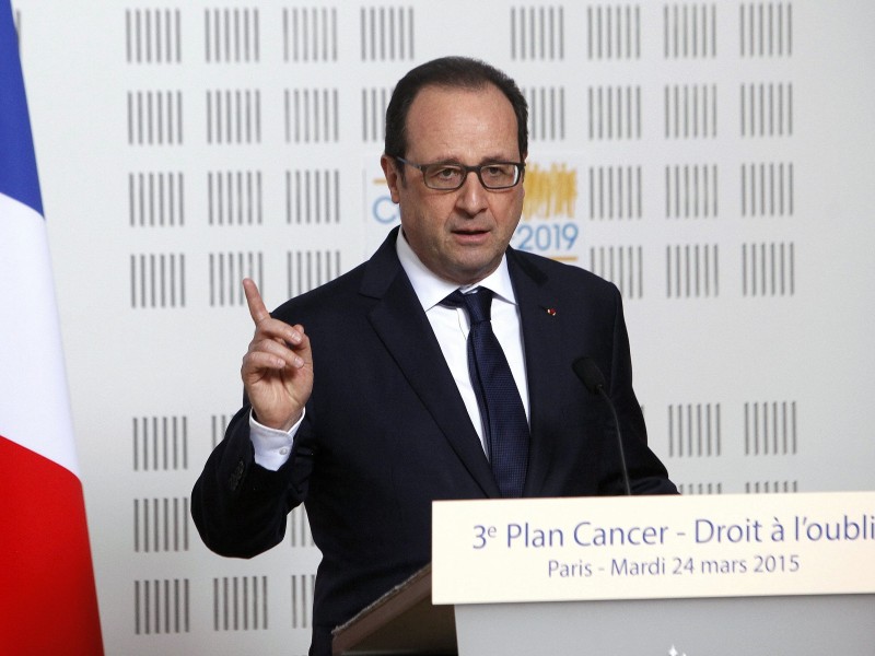 Frankreichs Präsident Francois Hollande bei einer Pressekonferenz nach dem Unglück. Nach ersten Angaben wird ausgeschlossen, dass eventuell schlechtes Wetter vor Ort Grund für den Absturz haben könnte.