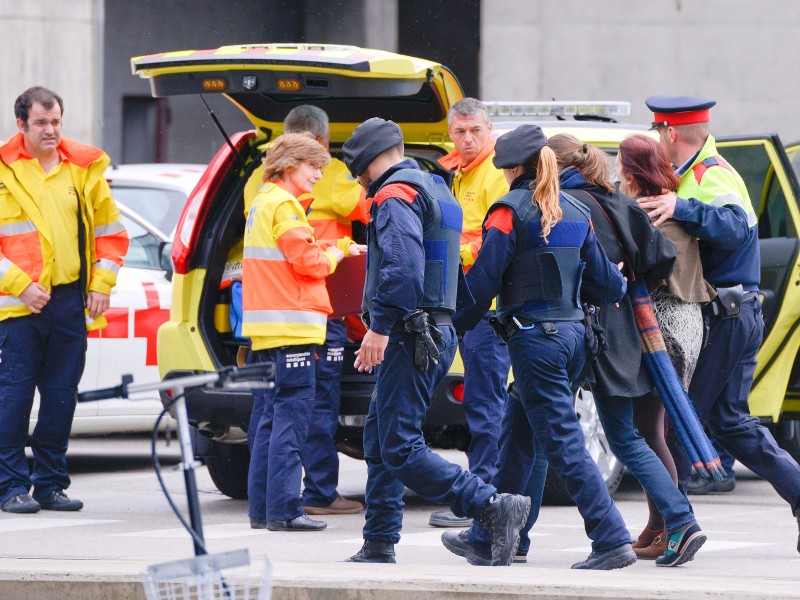 Ähnliches Bild am Flughafen Barcelona. Auch dort treffen Angehörige von Reisenden des Germanwings-Flugs ein und werden von Notfallseelsorgern betreut.