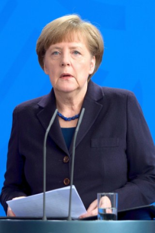 Bundeskanzlerin Angela Merkel erklärte: Der Absturz der deutschen Maschine mit über 140 Menschen an Bord ist ein Schock, der uns in Deutschland - und der Franzosen und Spanier - in tiefe Trauer stürzt.  Jede Spekulation über die mögliche Absturzursache verbiete sich, sagte Merkel.