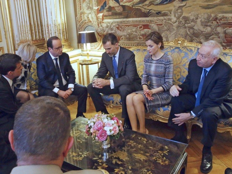 Trauer auch in der Nähe des Unglücksortes: Spaniens König Felipe mit Königin Letizia und Frankreichs Staatspräsident Francoir Hollande bei einem Treffen. An Bord des Airbus waren den Angaben nach auch 45 spanische Staatsbürger.