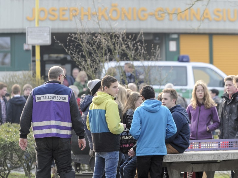 Trauer auch in Haltern am See: Eine Schülergruppe der Jahrgangsstufe 10 und zwei Lehrerinnen gehören zu den Opfern des Airbus-Absturzes...