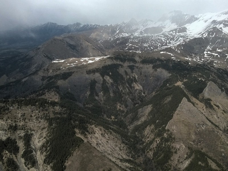 Blick auf das Absturzgebiet: Der Airbus verlor stark an Höhe und zerschellte offenbar an einem Berg.