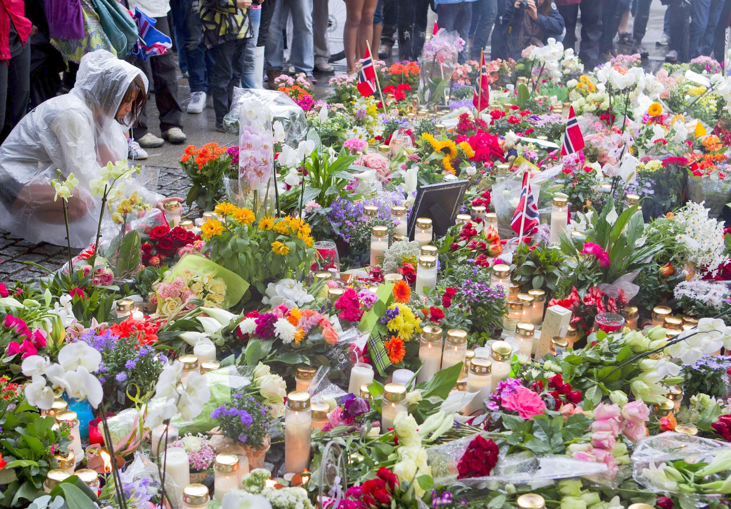 Ein Blumenmeer für die Opfer des Massakers: Eine Frau zündet eine Kerze im Zentrum von Oslo an.