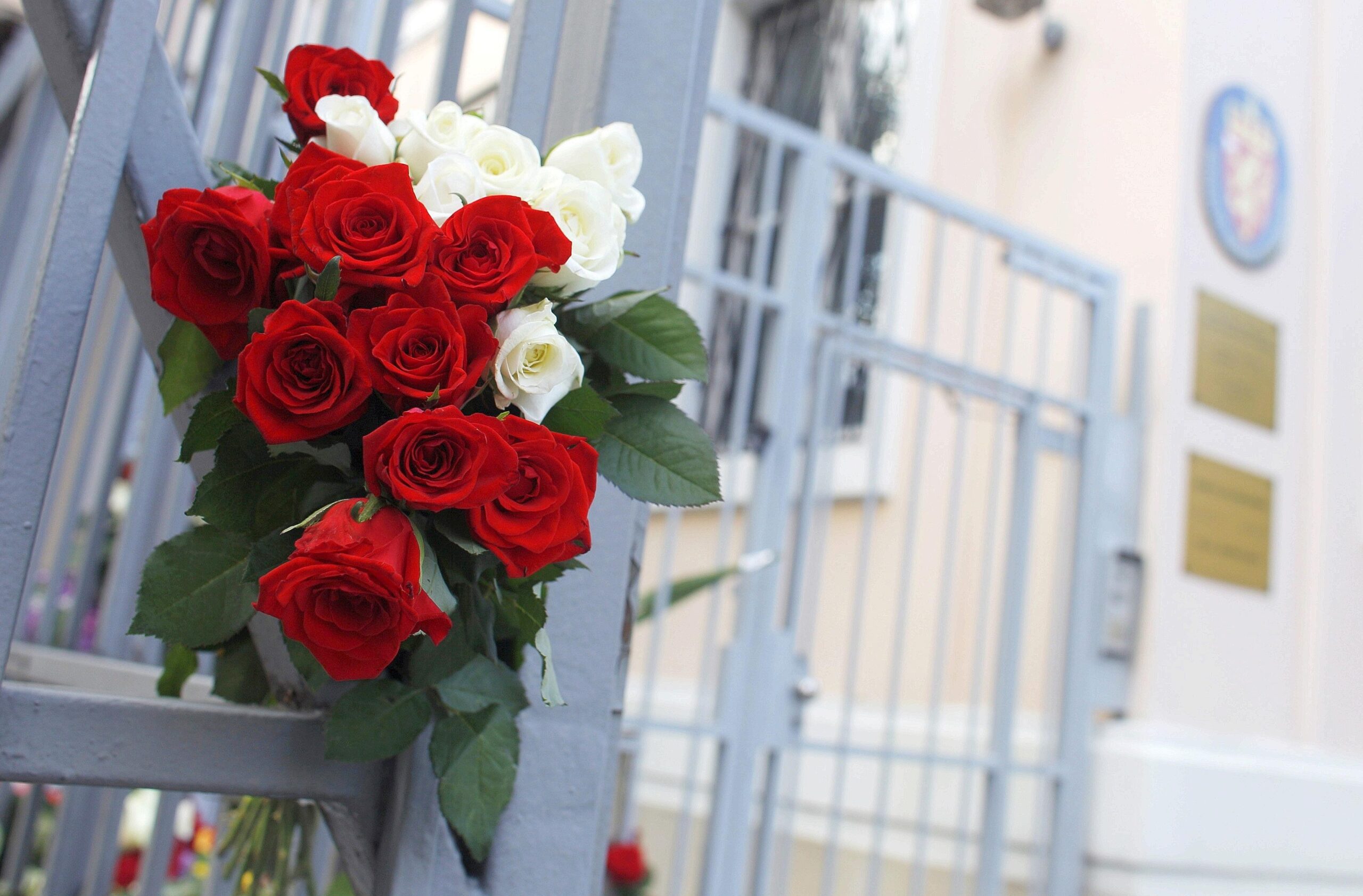 Auch vor der norwegischen Botschaft in Warschau haben Menschen Blumen niedergelegt.