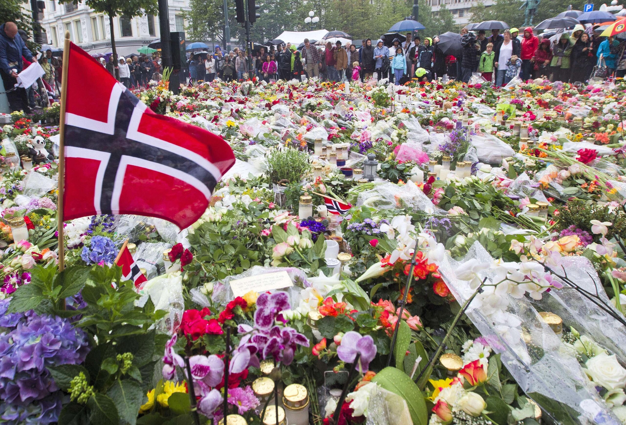 Das Zentrum von Oslo ist für die Menschen die Anlaufstelle, um ihrer Trauer Ausdruck zu verleihen.