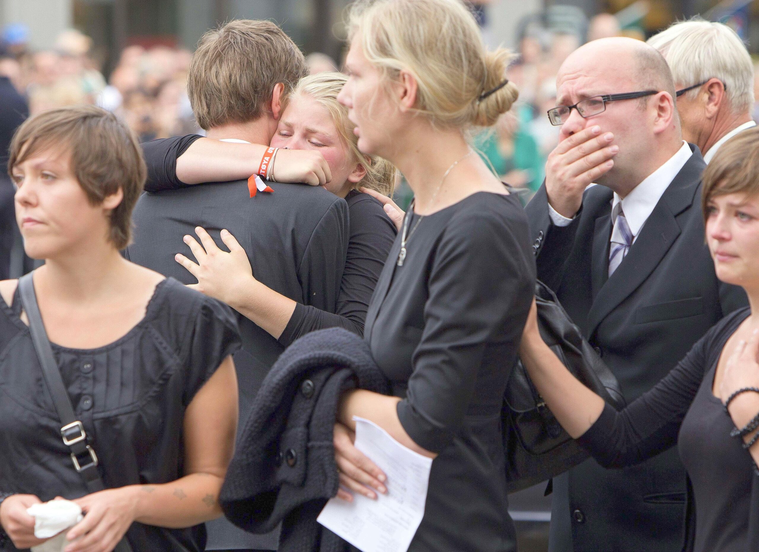 Fassungslos und geschockt sind die Menschen beim Trauergottesdienst in der Kathedrale in Oslo zwei Tage nach dem Massaker.