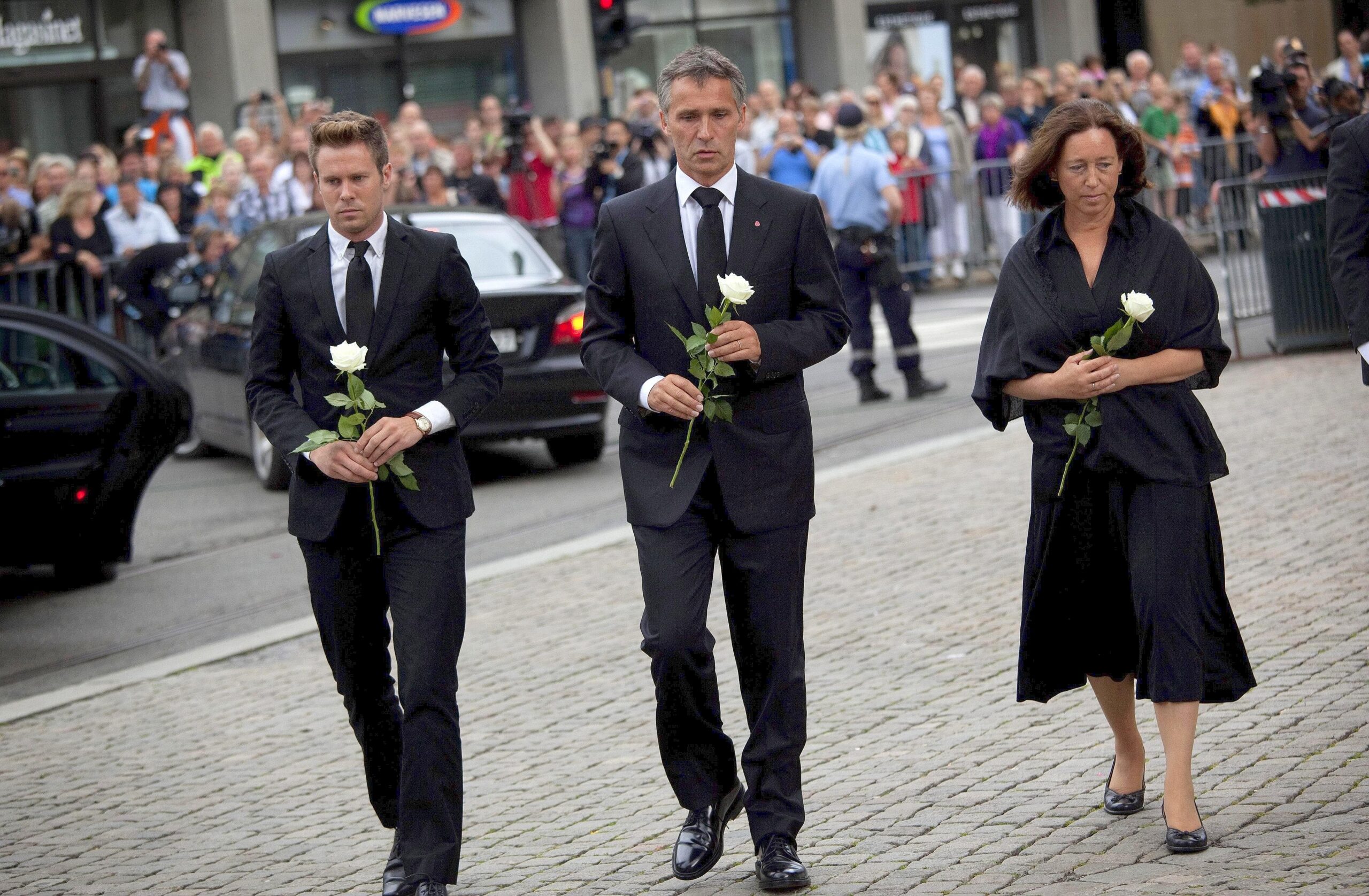 Ein schwerer Gang: Ministerpräsident Stoltenberg, seine Frau Ingrid Schulerud und Eskil Pedersen, Chef der sozialdemokratischen Jugendorganisation, auf dem Weg zur Trauerfeier in Oslo.