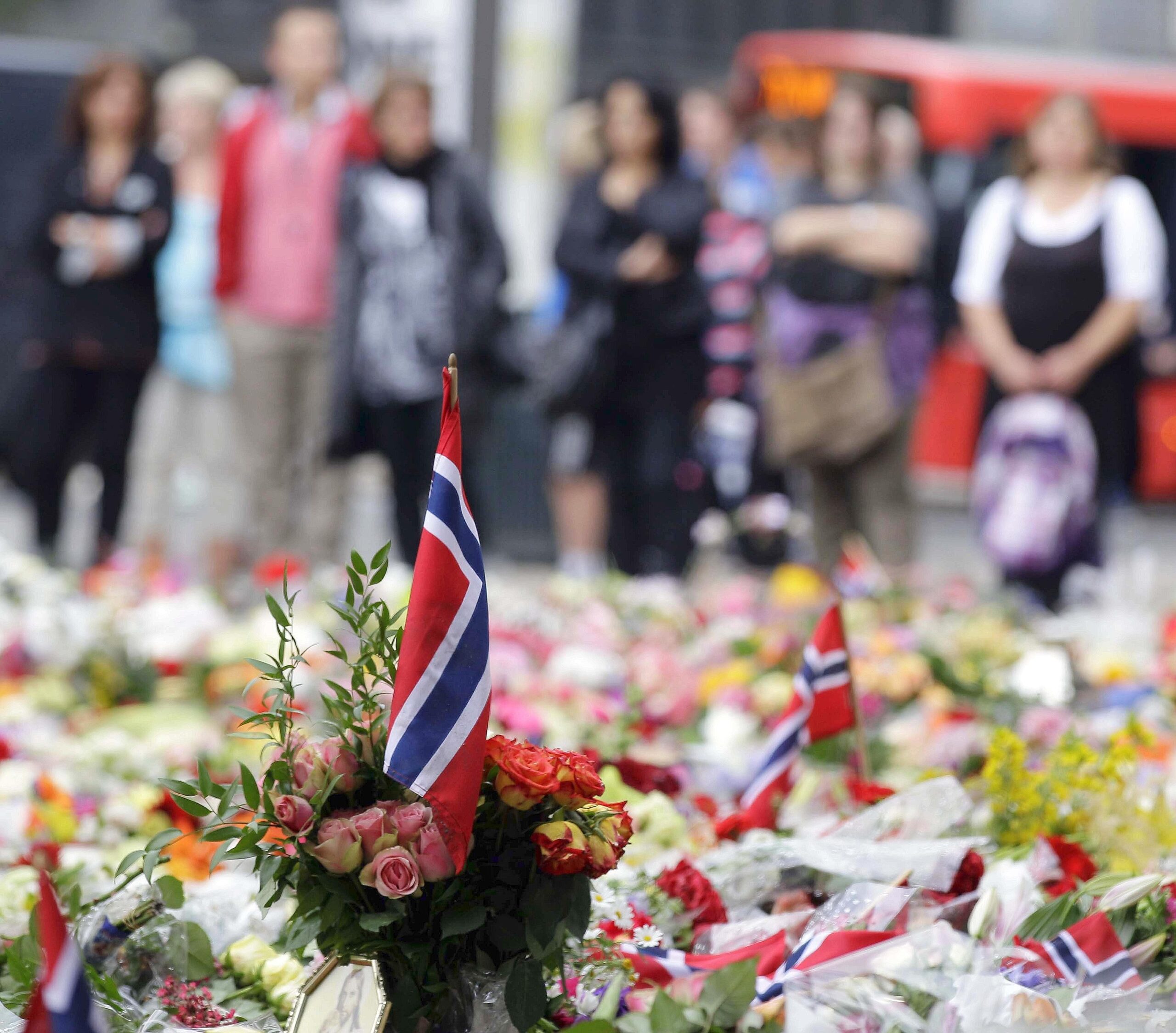 Schweigend gedenken die Menschen in Oslo den Toten. Ganz Norwegen befindet sich im Schockzustand.