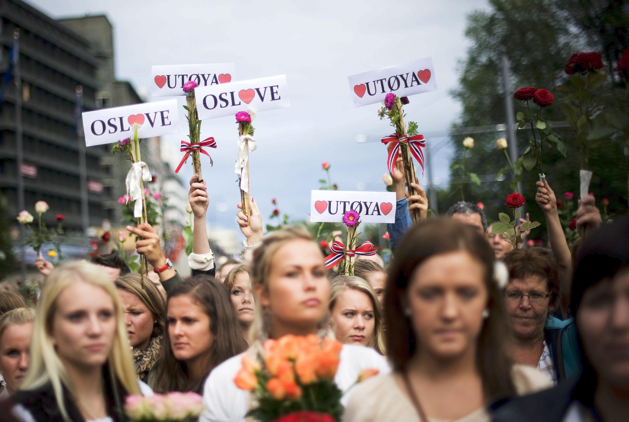 Rosenmarsch gegen den Terror: Nach den Anschlägen auf das Regierungsviertel in Oslo und das Jugendlager auf der Insel Utöya versammelten sich am Montagabend in Oslo mehr als 200.000 Menschen...