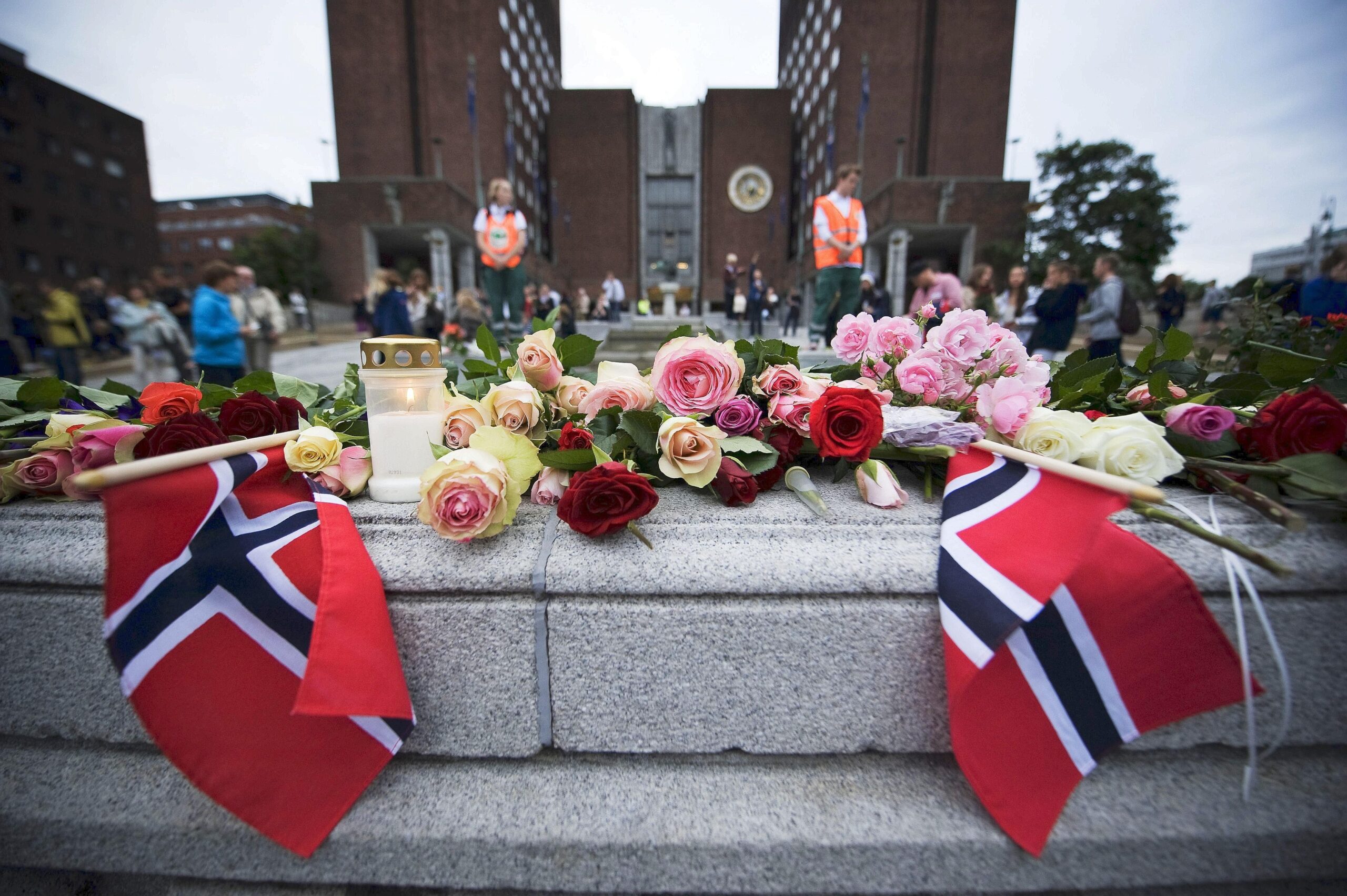 Vor dem Osloer Rathaus türmen sich die Rosen, immer wieder ...