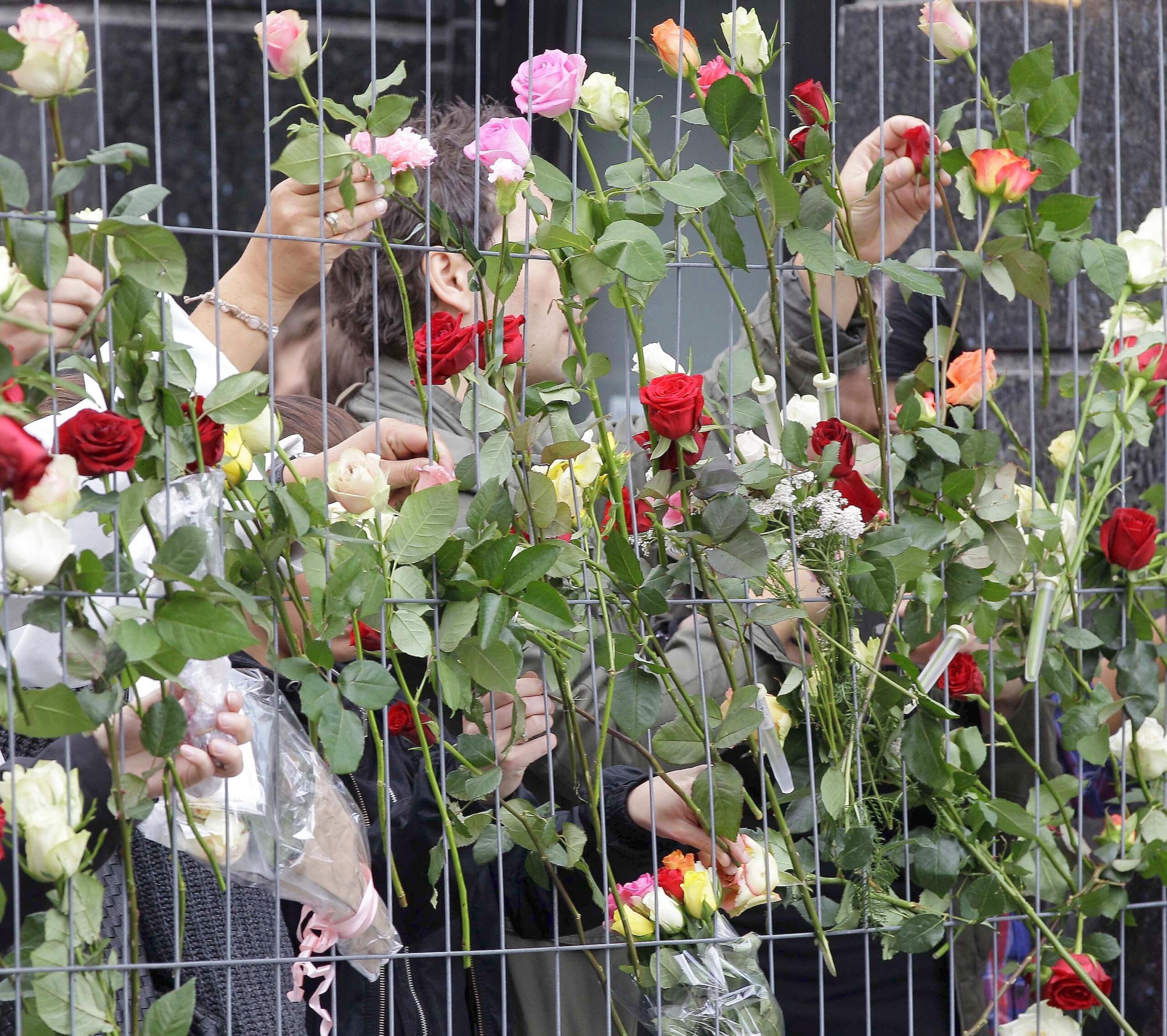Viele Menschen pilgerten zum Ort der Bombenexplosion, um dort ihre Blumen niederzulegen.