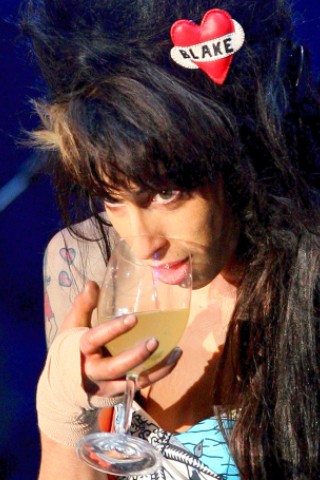 ... schlug sich Amy Winehouse mit Drogen- und Alkoholproblemen herum. Hinzu gesellten sich auch noch gesundheitliche Probleme. Im Sommer 2008 verkündet ...