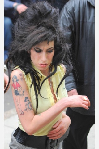 ... Vater Winehouse, dass seine Tochter auch noch an einem Lungenemphysem erkrankt ist – und nur noch über 70 Prozent ihres Atemvolumens verfügt, mutmaßlich aufgrund ihres Crackkonsums. Am 23. Juli 2011 stirbt die Sängerin in ihrer Wohnung in London.