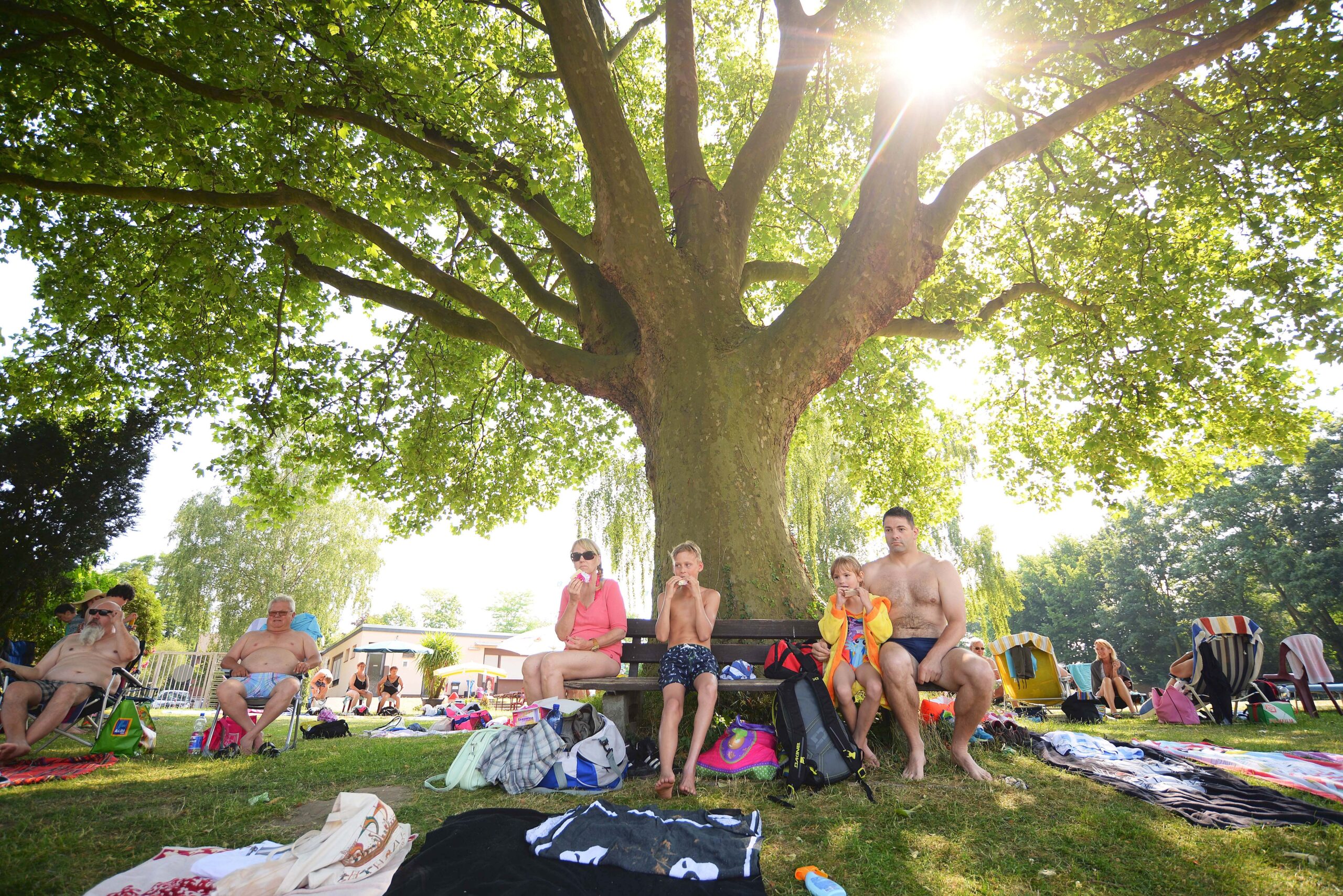 Hitze im Duisburger Westen am Freitag den 03.07.2015.Bei Temperaturen von über 35 Grad zog es die Menschen an die zahlreichen Seen und Freibäder in Rheinhausen und Homberg.Eiszeit am Kruppsee in Rheinhausen.Foto: Lars Fröhlich / FUNKE Foto Services