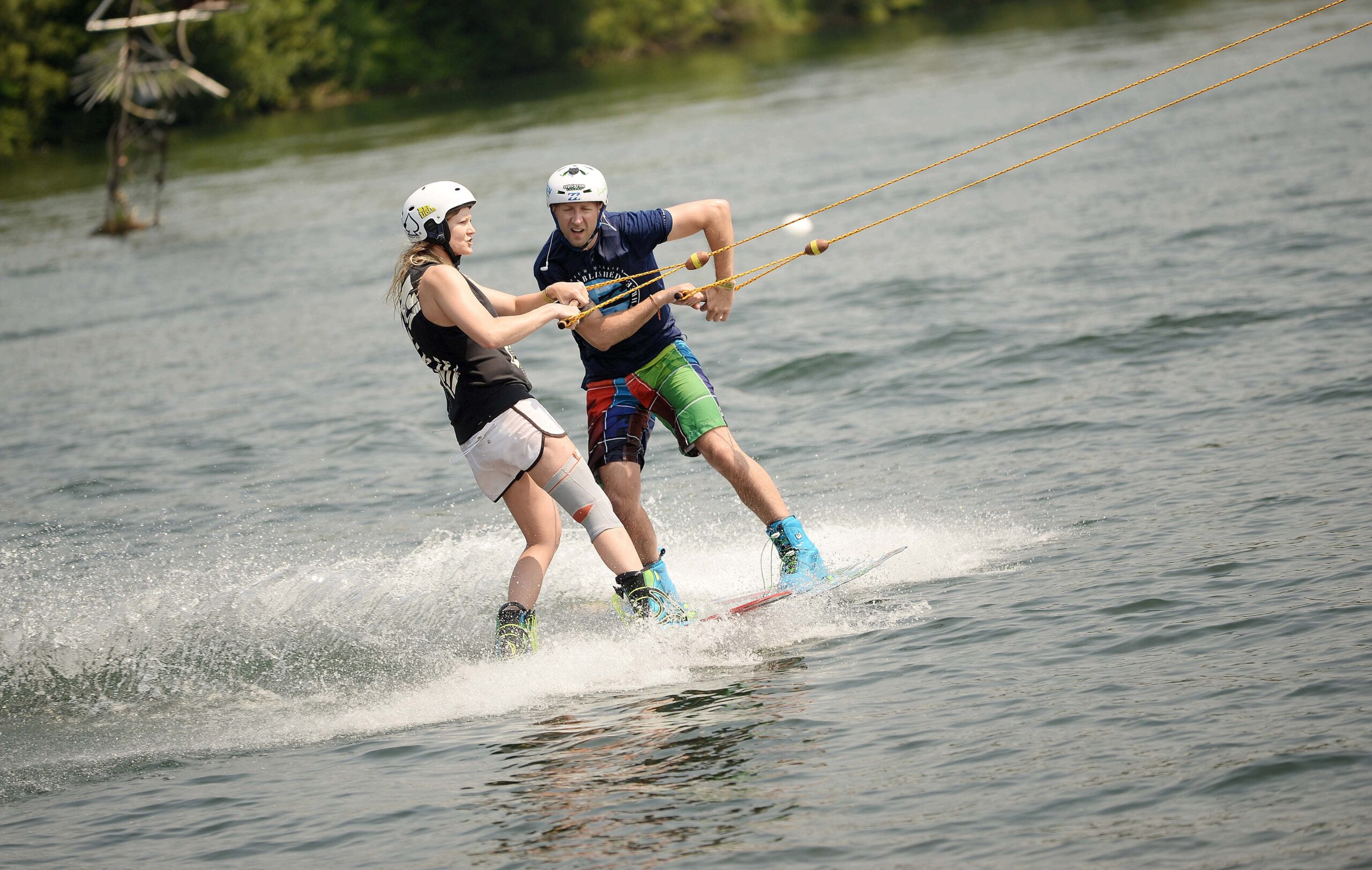 Hitze im Duisburger Westen am Freitag den 03.07.2015.Bei Temperaturen von über 35 Grad zog es die Menschen an die zahlreichen Seen und Freibäder in Rheinhausen und Homberg.Freizeitsportler auf der Wasserskianlage Tegge am Toeppersee.Foto: Lars Fröhlich / FUNKE Foto Services
