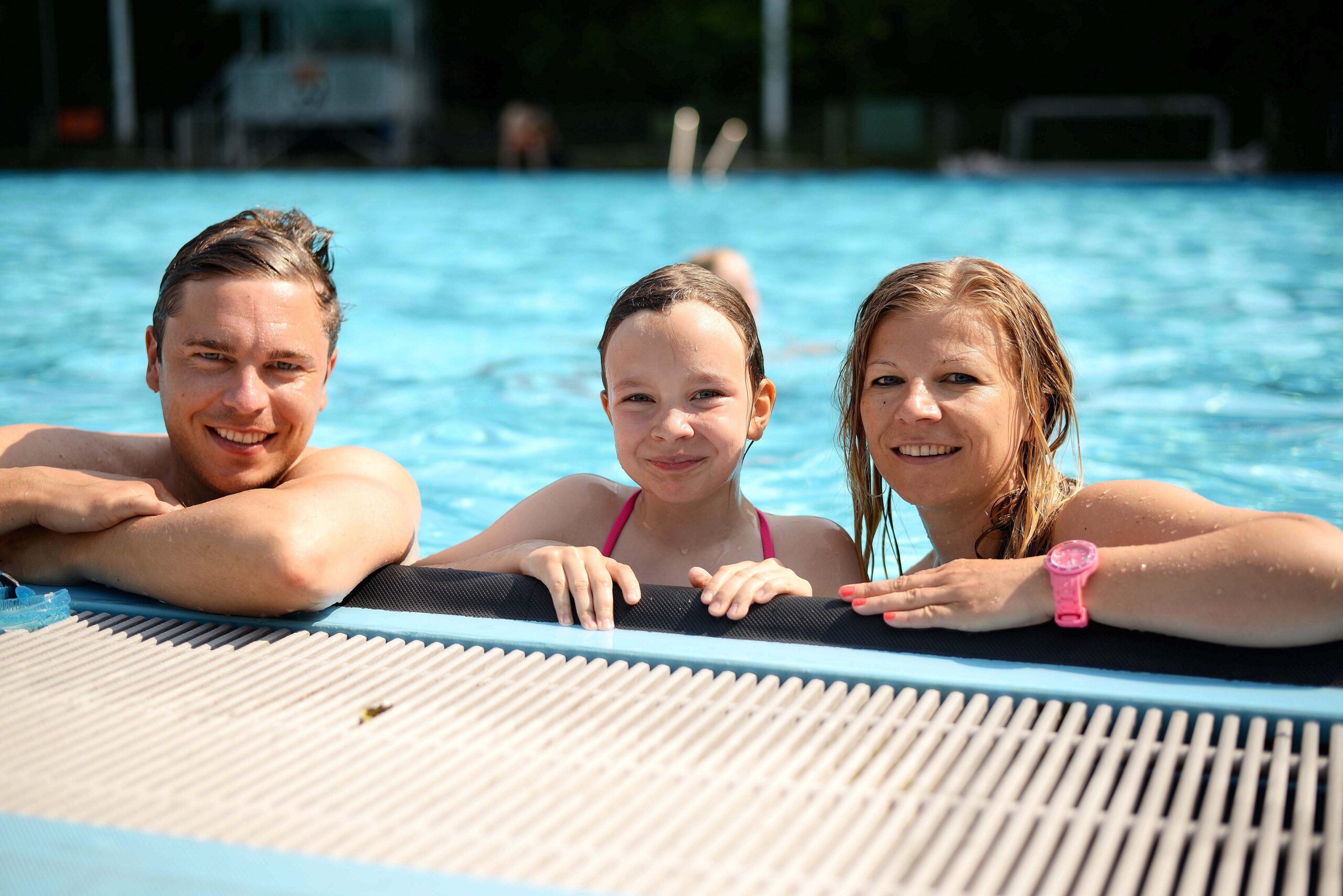 Hitze im Duisburger Westen am Freitag den 03.07.2015.Bei Temperaturen von über 35 Grad zog es die Menschen an die zahlreichen Seen und Freibäder in Rheinhausen und Homberg.David, Marie und Melanie (v.l.) kühlen sich im Freibad am Kruppsee in Rheinhausen ab.Foto: Lars Fröhlich / FUNKE Foto Services
