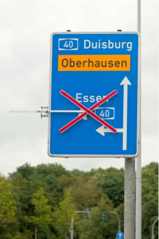 Sperrung der Autobahn A40, Fahrtrichtung Dortmund für 7 Tage. Die alte Fahrbahn wird aufgefraest damit der neue Belag gut haftet am