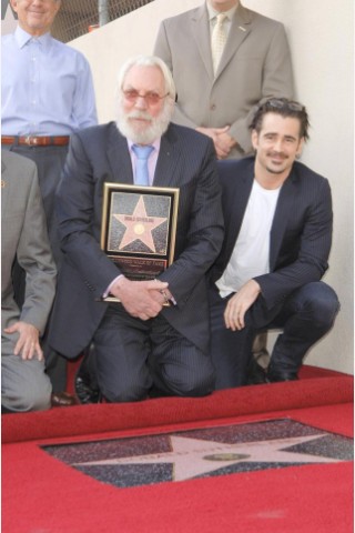 ...Schauspieler Donald Sutherland (l.) seinen Stern bekam, gratulierte Kollege Colin Farrell, Sutherland selbst...