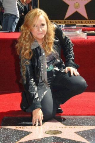 .. die einen Stern auf dem Walk of Fame haben. Auch Rockerin Melissa Etheridge ist jetzt in Hollywood verewigt. Mit rosa Gitarre hat...