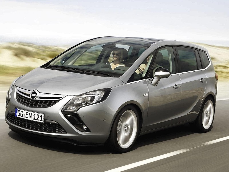Der neue Opel Zafira Tourer hat sich die auffälligen Scheinwerfer in Bumerangform vom Ampera abgeguckt.
Foto: Opel