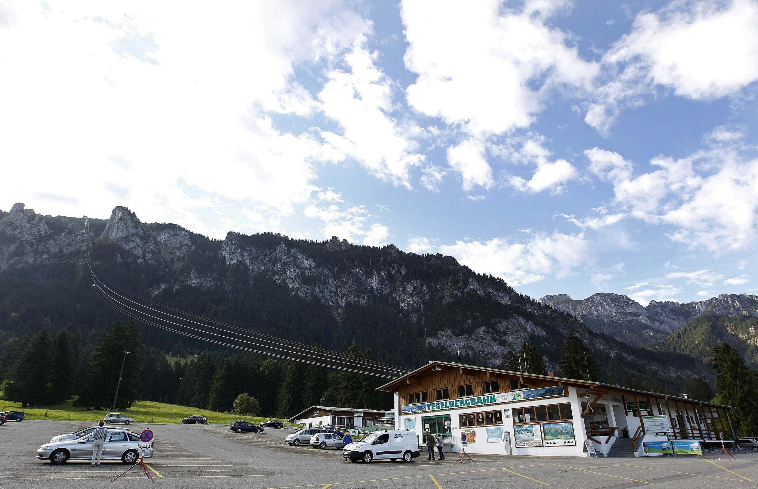 Mehr als 17 Stunden saßen sie in rund 100 Metern Höhe fest, bis sie schließlich befreit werden konnten: Mit Helikoptern haben Rettungskräfte im bayerischen Allgäu am Samstagmorgen 20 Menschen aus einer lahmgelegten Gondel befreit.