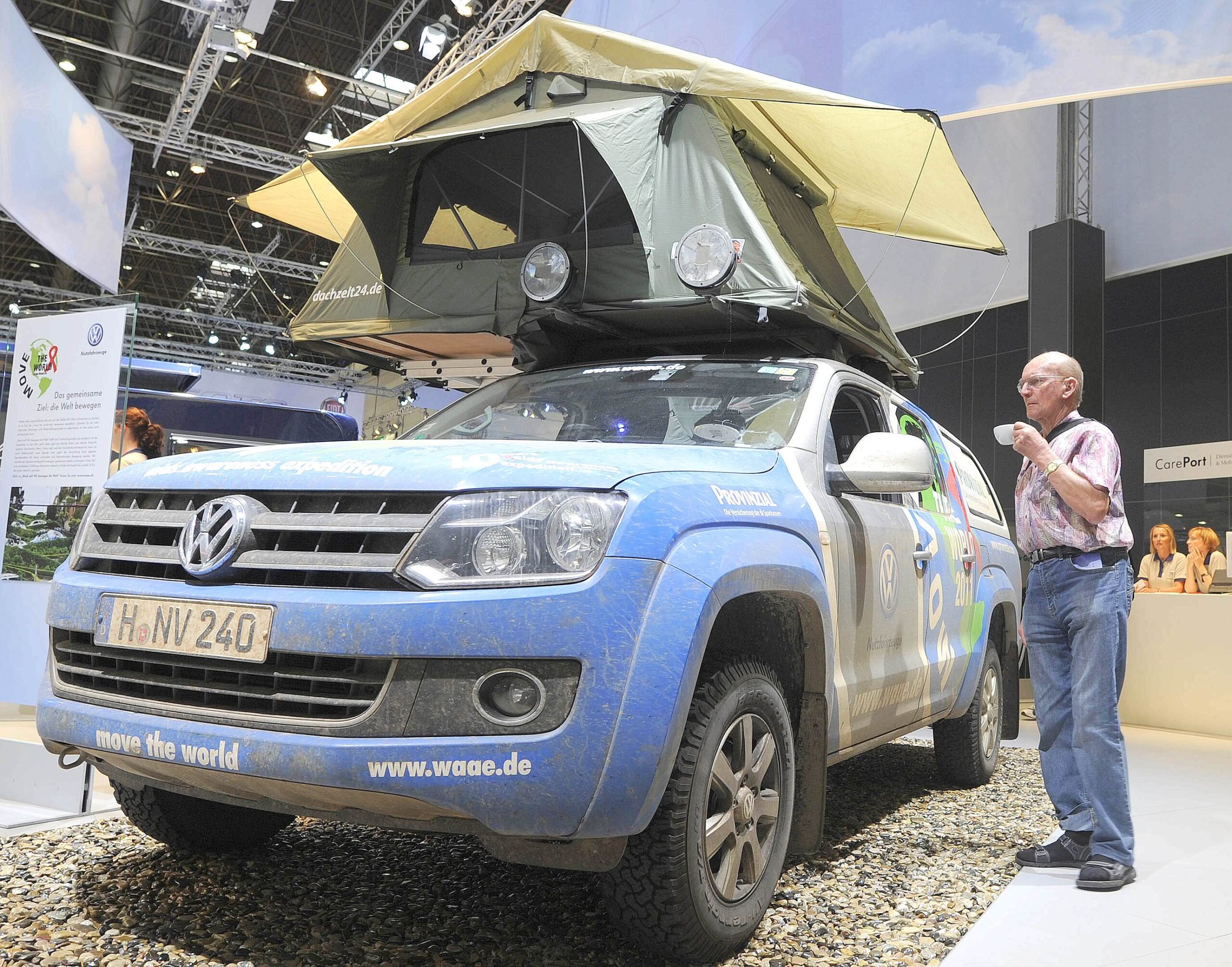 ...bietet VW sein Pickup-Schiff Amarok samt Dach-Zelt.