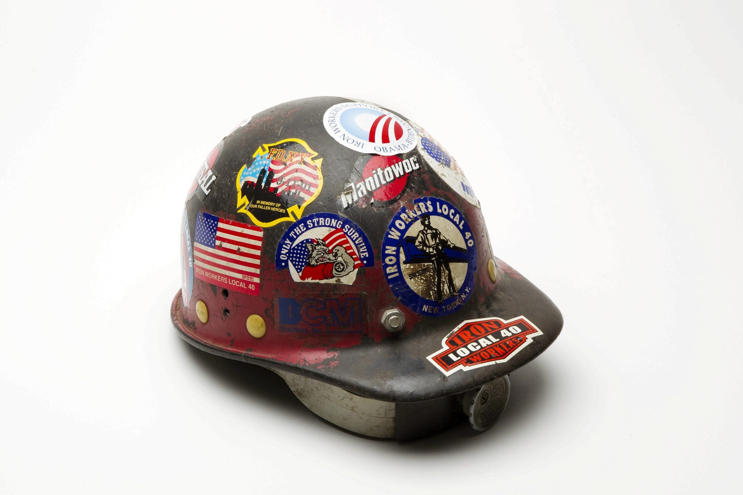 ...der Helm des Stahlarbeiters Larry Keating: Er gehörte zu den Männern, die in den neun Monaten nach den Terror-Anschlägen die Trümmer beseitigten. Keating starb 2011 durch einen Herzinfarkt. Zur Sammlung des Museums gehören...