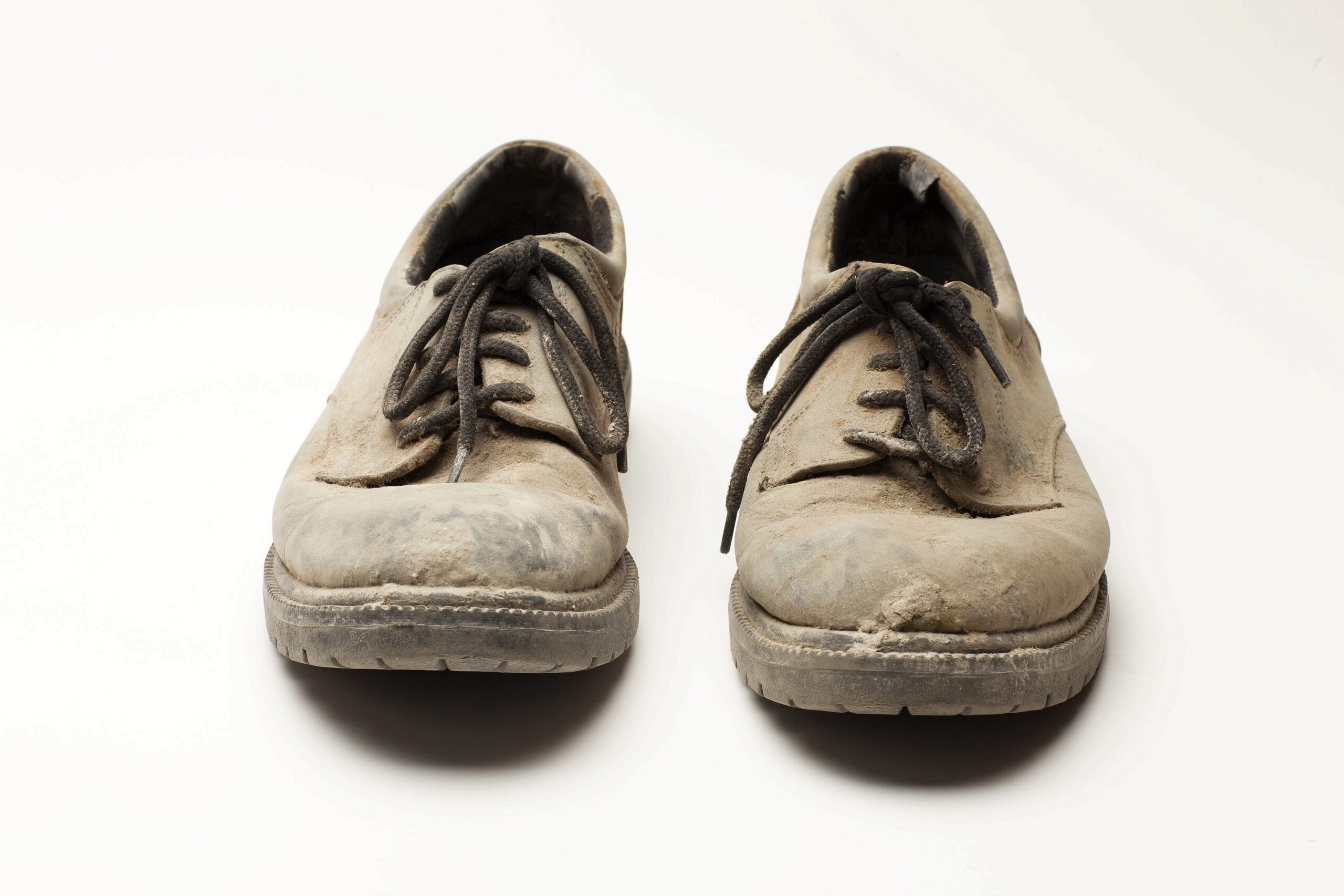 ...die Schuhe von Brian van Flandern, der sich am 11. September 2001 aus Brooklyn aufmachte, um am Ground Zero zu helfen, und 24 Stunden ohne Pause in den Trümmern nach Überlebenden suchte,...