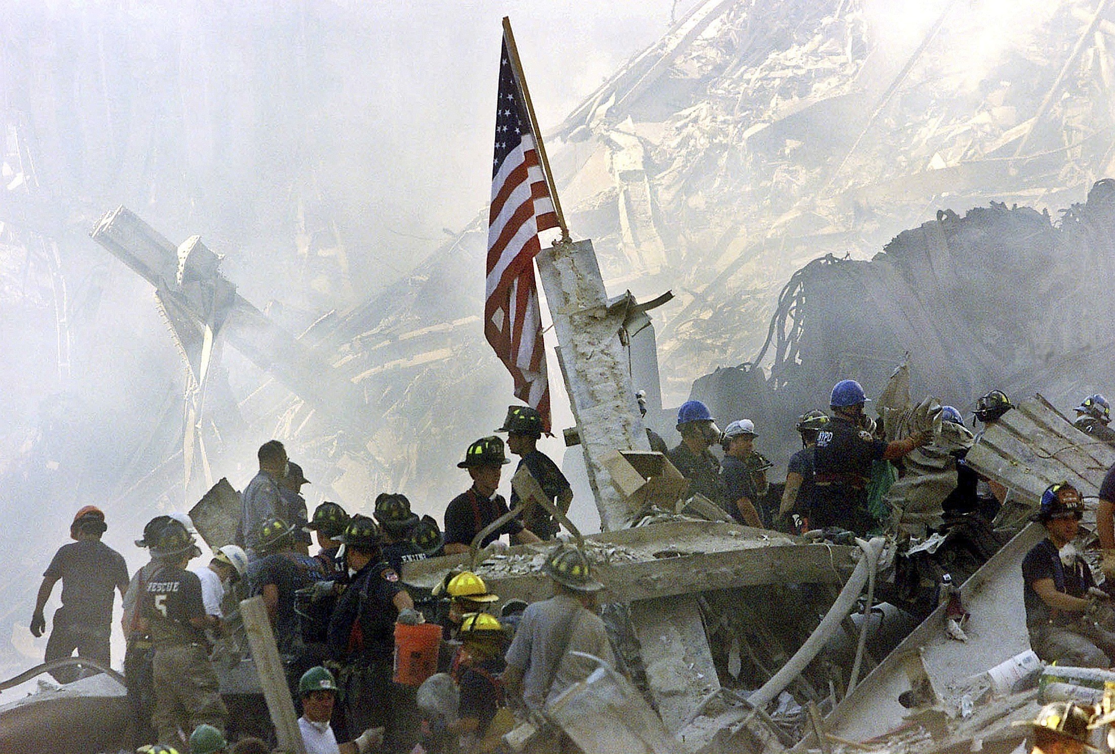 ...finden die unermüdlich suchenden Retter noch eine Überlebende in den Trümmern - es wird die letzte sein. Während die Männer und Frauen am Ground Zero schuften,...