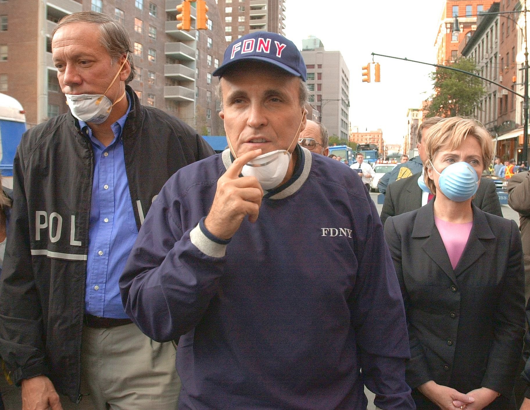 ...New Yorks Oberbügermeister Rudolph Giuliani (Mitte), der Gouverneur des Bundesstaates New York, George Pataki, und die damalige New Yorker Senatorin Hillary Clinton gemeinsam ein Bild. Meilenweit gingen die Politiker durch die Straßen der Stadt. Giuliani beschwor die New Yorker und die Welt, Ruhe zu bewahren, und sagte, die Zahl der Toten der Anschläge werde höher sein, als irgendjemand aushalten könne.