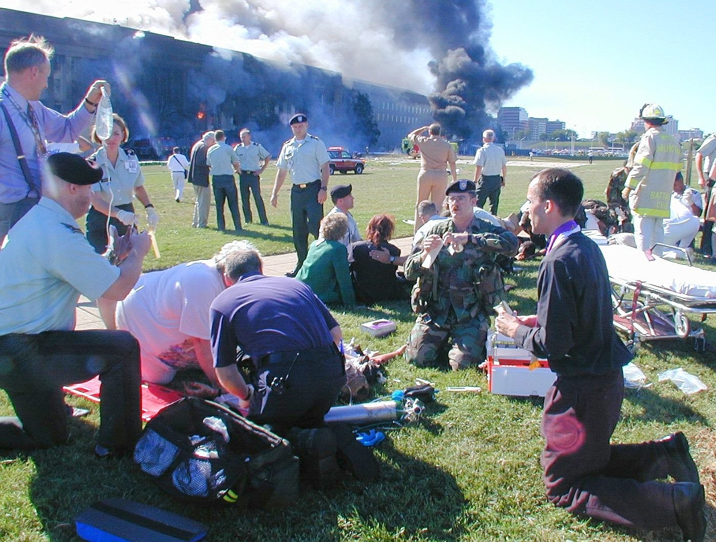 ...die 59 Menschen an Bord der Maschine und 125 Männer und Frauen im Pentagon. 106 weitere werden in dem ausbrechenden Feuer schwer verletzt. Wenig später...