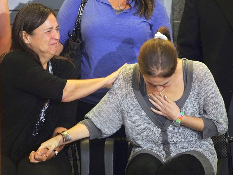 ... überwältigen die Gefühle die junge Frau. Ihre Mutter (links) tröstete sie während einer kurzen Pressekonferenz. Amanda Knox...