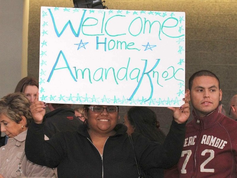 ... auch ihre Freunde und Unterstützer empfingen Amanda Knox am Flughafen. Sie hießen die junge Frau...