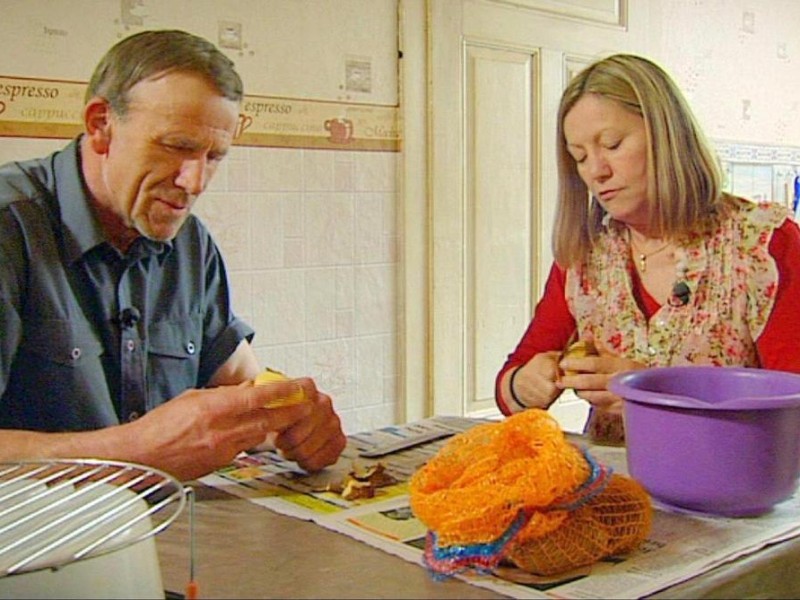 ...geht es derweil bei Inge und Friedrich zu: Nach dem gemeinsamen Kartoffelschälen...