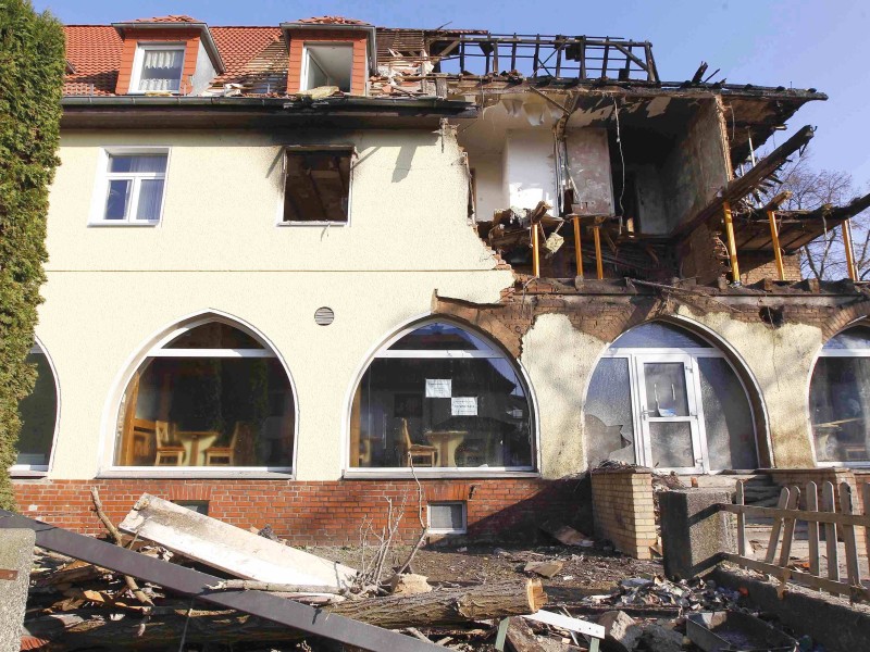 ...die Beamten in Zwickau. Bei der Durchsuchung der zerstörten Doppelhaushälfte, in der Frühlingsstraße 26 finden sie...