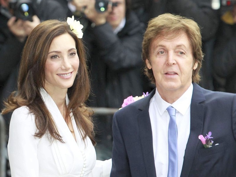 18 Jahre Altersunterschied:Der Beatle Paul McCartney heiratet Nancy Shevell. Vielleicht klappt's mit 18 Jahren zwischen den beiden besser als mit...