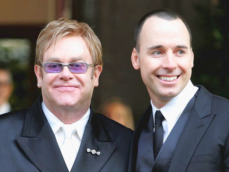 16 Jahre Altersunterschied:Auch bei schwulen Paaren kommen Altersunterschiede vor. Sänger Elton John (65) und David Furnish (49) haben 2005 trotzdem geheiratet.