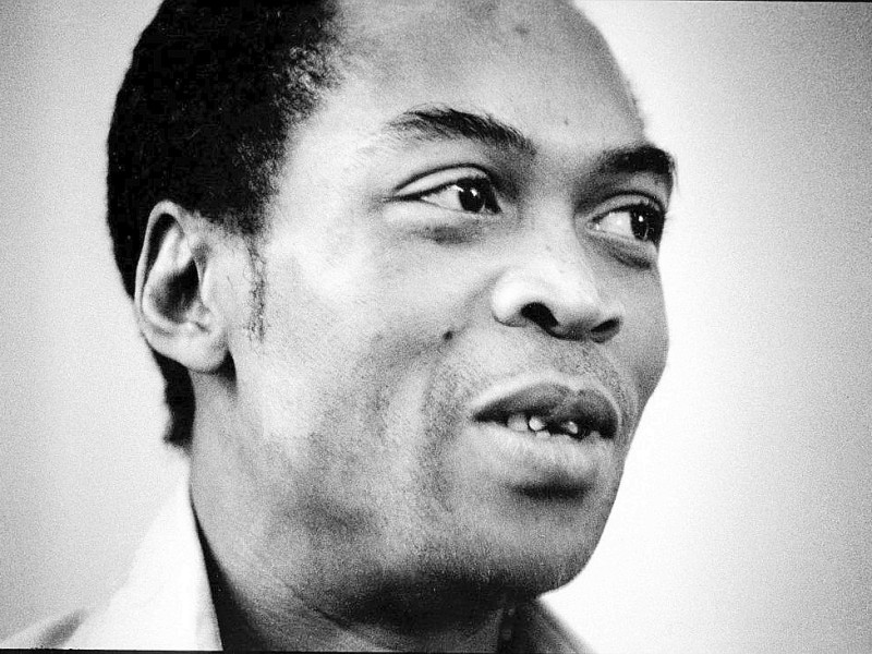 Fela Anikulapo Kuti  (1938 - 1997): Der nigerianische Musiker Fela Kuti wird oft als der Bob Marley Afrikas bezeichnet. Er ist für den Afrobeat das, was Marley für den Reggae war. Das Bild zeigt ihn bei einem Interview in London 1983. Kuti hatte die Existenz von Aids zeitlebens abgelehnt. Verhütungsmittel waren für ihn ein Mittel der Weißen, um die Geburtenrate in Afrika zu kontrollieren.
