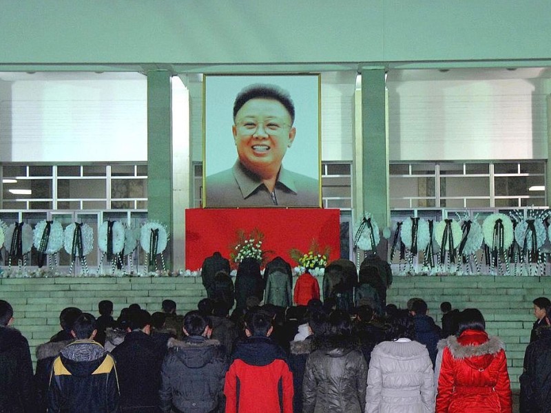 Nordkoreas Staatschef Kim Jong Il ist am 17. Dezember gestorben. Er soll während einer Zugfahrt einen Herzinfarkt erlitten haben.