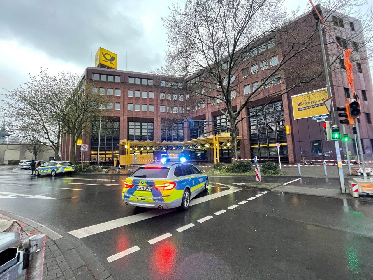 Der Bereich rund um die Hauptpost in Dortmund ist abgesperrt worden.