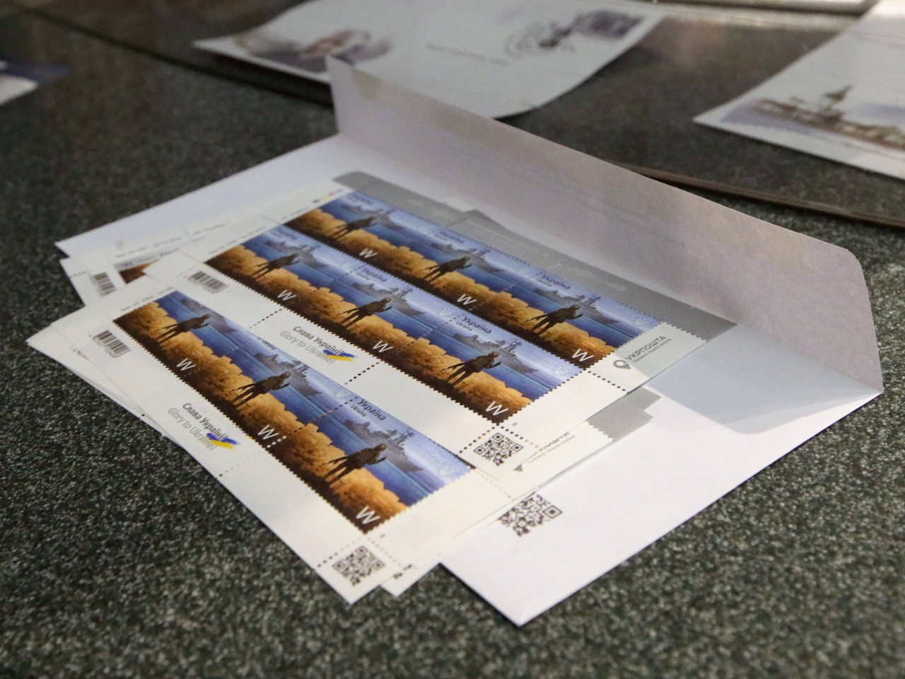 Die urkainische Post hat die „F**k you Russian Warship“-Briefmarken drucken lassen. 