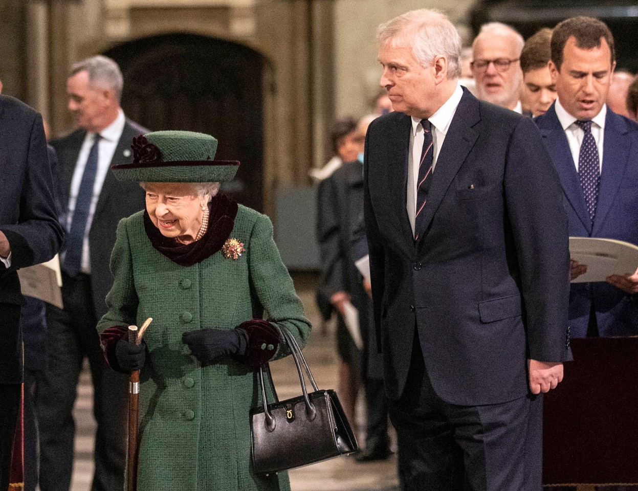 Queen Elizabeth II. wurde bei der Trauerfeier von ihrem Sohn Prinz Andrew begleitet.