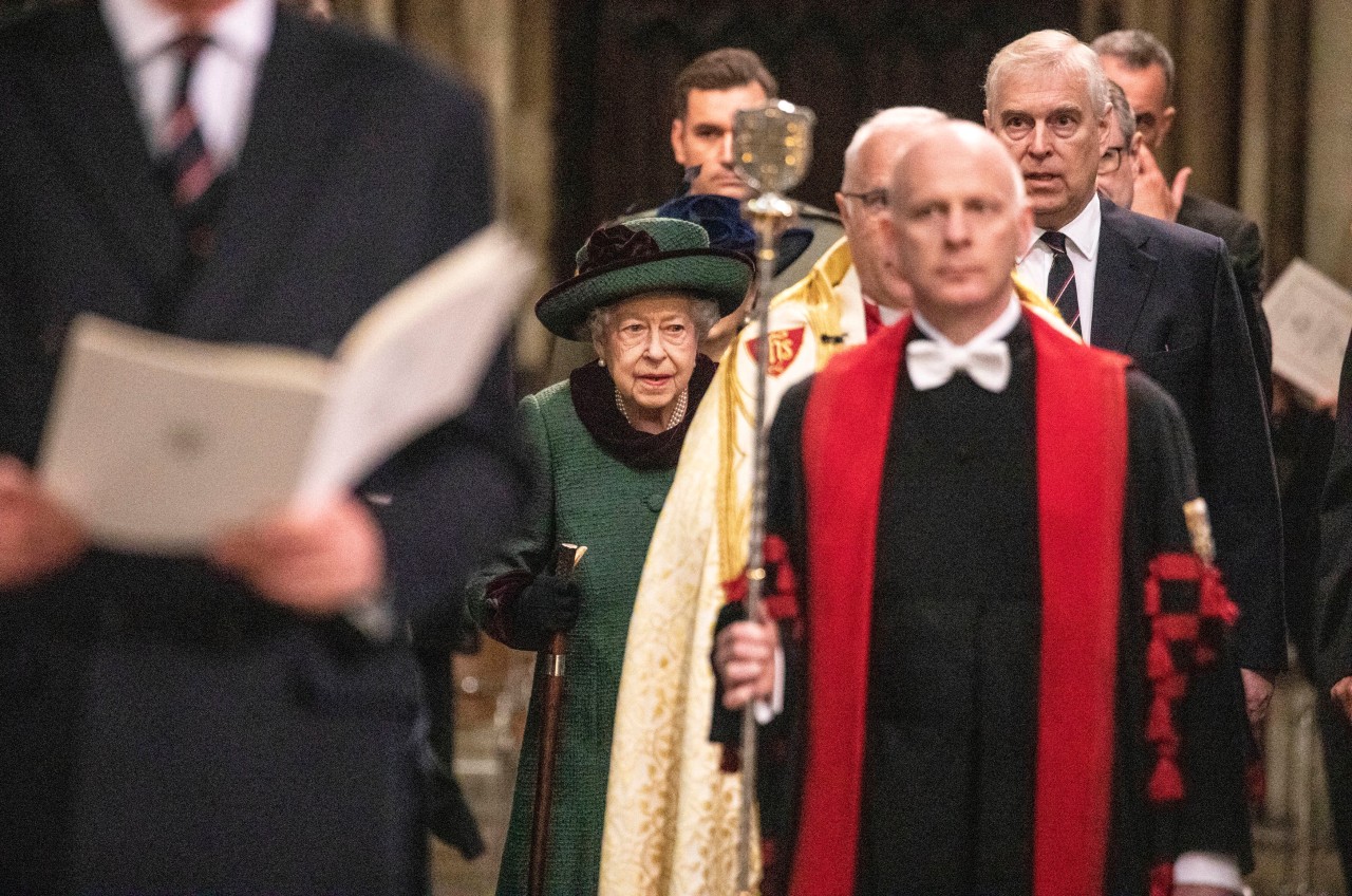 Um ein Bild von Queen Elizabeth II. machen zu können, sprang der Fotograf zum Gang zwischen den Sitzreihen.