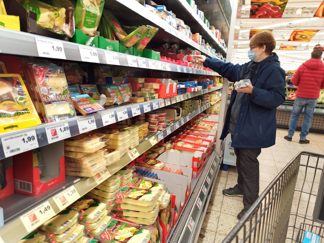 Gut möglich, dass dein Einkauf bei Rewe, Lidl, Edeka und Co. bald teurer wird – wenn du Butter und Käse in deinen Einkaufswagen packst. (Symbolbild)