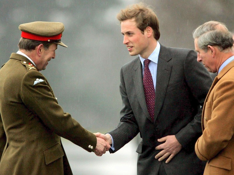 Im Januar 2006 begrüßt der Kommandant der Offiziersschmiede Sandhurst, Major General Andrew Ritchie, seinen neuen Rekruten William, der von seinem Vater begleitet wird. Es folgt eine elfmonatige Militärausbildung, ganz in der königlichen Tradition.