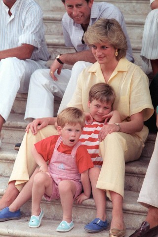 Lady Diana war bemüht, ihren Kindern William und Henry eine Kindheit zu bieten, die so normal wie möglich ist. So setzte sie durch, dass William einen Kindergarten sowie eine öffentliche Grundschule besuchen konnte.