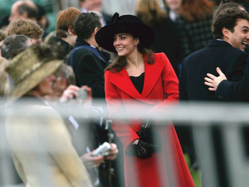 Und auch Williams spätere Ehefrau, Kate Middleton, ist bei der Parade anwesend, die beiden hatten sich während des Studiums in Schottland kennengelernt und sind, bis auf eine kurze Unterbrechung, seit 2002 liiert.