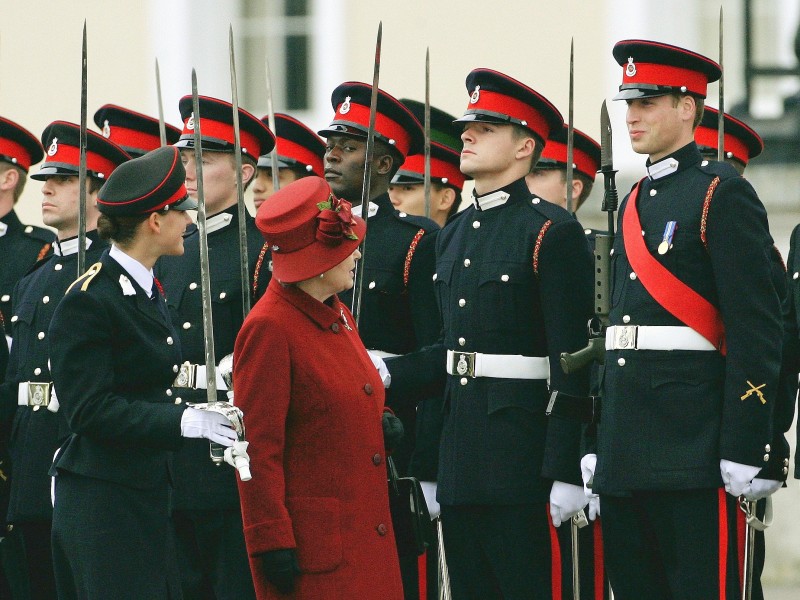 Im Dezember 2006 findet zum Ende der erfolgreichen Ausbildung die Abschlussparade in Anwesenheit von Queen Elisabeth II statt; stolz lächelt William seine Großmutter an. Bei dieser Parade wurde er zum Leutnant (Second Lieutenant) ernannt.