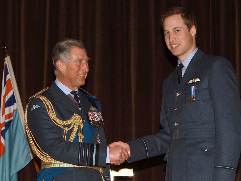 Stolz und glücklich wirkt sein Vater, als er William am 11. April 2008 die sogenannten Wings überreicht (englisch für Flügel), das Abzeichen der Royal Air Force.